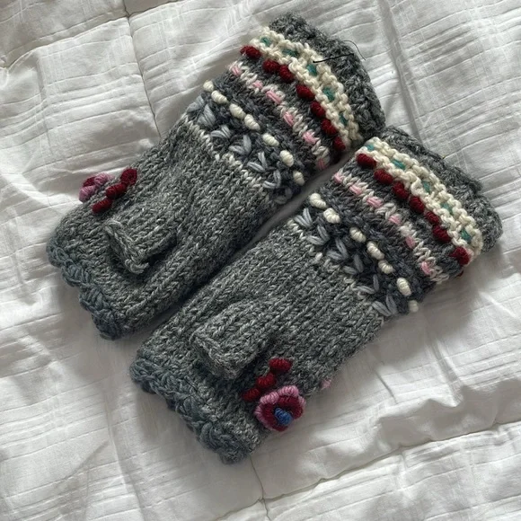 Fingerless Gloves with Embroidery - Picture 3 of 4